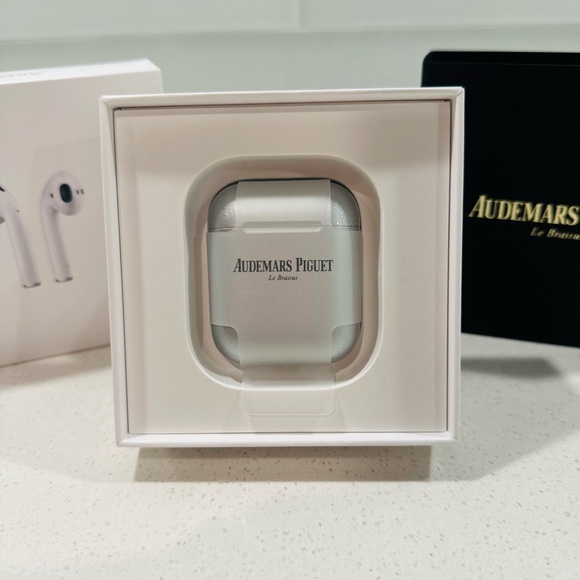 Audemars Piguet Royal Oak AirPods - Picture 4 of 7